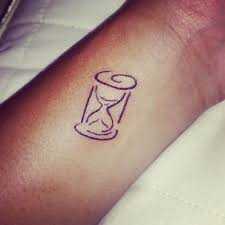 1001 Ideen Und Bilder Zum Thema Sanduhr Tattoo Sanduhr Tattoo Sanduhr Tattoo Bedeutung Tattoo Bedeutungen