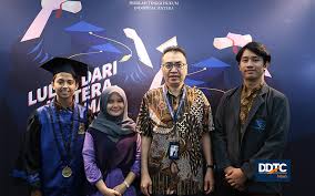 Trisakti university ( usakti) is indonesia's largest private university located in jakarta, indonesia. Penerima Beasiswa Ddtc Ini Ingin Awali Karier Di Ranah Pro Bono
