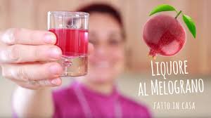 Dilettati nella preparazione di liquori dolci fatti in casa. Liquore Al Melograno Fatto In Casa Da Benedetta Ricetta Facile Youtube