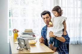 jovem pai atraente e filha bonita assistindo o vídeo do filme ou desenho  animado no tablet e comendo batatas fritas em casa com felicidade. 7187767  Foto de stock no Vecteezy