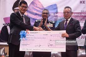 Ayub (kiri) bersama hazimah (kanan) menyaksikan pertukaran dokumen perjanjian. Koperasi Polis Rancang Terokai Sektor Digital Malaysiagazette