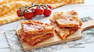 Questi rustici con pasta sfoglia, spinaci e mozzarella sono l'ideale per condividere con gli amici un aperitivo sfizioso e gustoso. Pizza Rustica Ripiena Di Pomodoro Prosciutto E Mozzarella