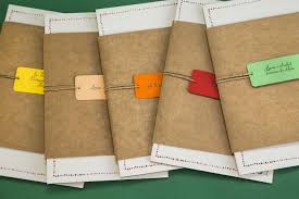 Convite De Casamento Divertido E Colorido Cinta Em Papel Kraft E Tags Coloridos Com O Nome Dos Conv Convite De Casamento Convite Convite De Casamento Rustico