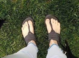32 Shoes That People With Wide Feet Actually Swear By Wide Feet Shoes Flats How To Stretch Shoes Wide Feet Shoes
