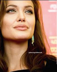 Primeiro, esta é a Amy Adams. Em segundo lugar, ela ganhou peso por seu  papel no filme "Nightbitch".