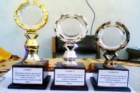 Fotolah piala siswa yg pernah menjadi juara. Manfaat Menjadi Siswa Berprestasi Di Sekolah Matra Pendidikan