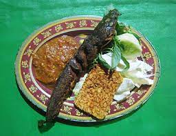 Bersihkan ikan lele, dan lumuri dengan jeruk nipis dan garam. Pecel Lele Wikiwand