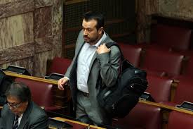 Νικοσ χαρδαλιασ σύμφωνα με με όσα δήλωσε ο υφυπουργός πολιτικής προστασίας και διαχείρισης κρίσεων, νίκος χαρδαλιάς, 12.500 στρέμματα στη βαρυμπόμπη έχουν καεί, ενώ 76 σπίτια έχουν υποστεί. Nikos Pappas Blepete Ton Kosmo Anapoda