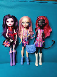 Monster High Monster Scaritage Skelita Calaveras Doll And Fashion Set Monster High Dolls Ghoulebrities In London Elissabat Viperine Gorgon And Catty Noir All Of Them Are In Good U Monster High Dolls Monster High Fashion Dolls