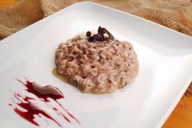 300 gr riso, 1 cipollotto, 1/2 bicchiere di vino bianco, 1 litro di brodo vegetale, 250 gr radicchio, 250 gr taleggio, sale e pepe. Le 10 Migliori Ricette Di Risotto Al Radicchio Provatele Tutte