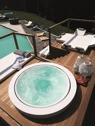 Outdoor Whirlpool Sprudelspass Fur Den Garten In 50 Bildern Mini Pool Eingebaute Badewanne Und Outdoor Spa