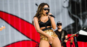 Foto de MC Anitta sem calcinha durante show - TRETA.COM.BR