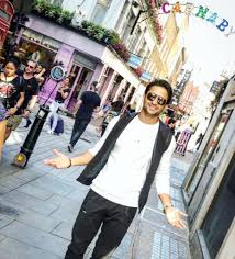 While in the first pic the lady. No Bollywood Movie Here S The Truth Behind Shaheer Sheikh S Viral Picture With Kangana Ranaut