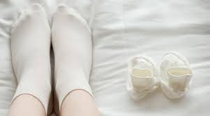 Pembengkakan kaki dan pergelangan kaki yang tidak menyakitkan merupakan maalah umum, terutama kaki yang bengkak mungkin merupakan tanda gagal jantung, gagal ginjal, atau gagal hati. 8 Cara Mengatasi Kaki Bengkak Saat Hamil Prenagen