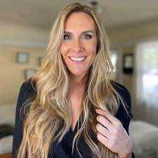 Elissa Thomas's Instagram, Twitter & Facebook