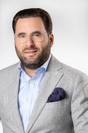 Steven Everest's Instagram, Twitter & Facebook