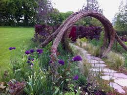 Unser Magischer Garten Auf Gut Stockseehof Der Weg Durch Das Mondtor Wird Begleitet Von Stipa Tenuissima Und Cotula Squal Banke Garten Garten Gartengestaltung