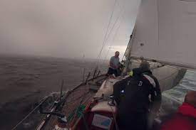 Comment se détendre dans un bateau en pleine tempête. Video Un Voilier Pris Dans Un Orage En Pleine Regate Voile Moteur