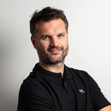 Chaque jour est une guerre entre mon co-fondateur Nathan Menard et  moi-même. Je passe des nuits blanches à résoudre les problèmes  d'aujourd'hui. Ma priorité? Garantir que Drakkar respire encore à…