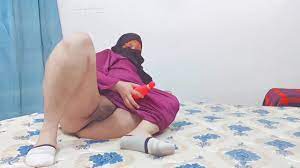 Big Ass Pakistani Aunty Fucking with toy watch online