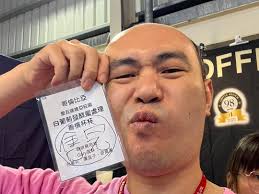 2024 台中咖啡展Day1  謝謝各路好朋友、咖啡大前輩們都來我們Gk廁所旁邊小攤位來探望我們，還有前來購買豆子、來投食的好朋友們，還有來自沖繩的samantha小姐。  今年我們比照南港咖啡展的販售方式，就不用再拿計算機出來算折扣了，其實是我們數學不好都會算錯錢🤣🤣🤣🤣 接 ...