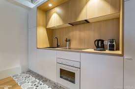 Cette Petite Cuisine Ouverte En Blanc Et Bois Complete Son Look Avec Des Carreaux De Ciment Plei Cuisine Ouverte Petite Cuisine Ouverte Cuisine Blanche Et Bois