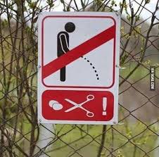 Don T Pee Here Sign In Germany Crazy Funny Memes Humor Funny Pix