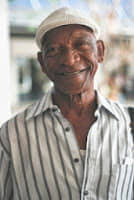 Acabamos de conocer la triste noticia del fallecimiento de una de las  primeras personas que llegó a esta compañía, uno de sus fundadores el  bailarín y percusionista Gerardo Pelladito Hernández. Nuestras condolencias