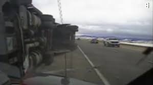Schon beim eintauchen in den windschatten des überholten fahrzeugs verändert das auto seine richtung. Lkw Unfalle Durch Seitenwind Achtung Zwolf Tonner Fallt Der Spiegel