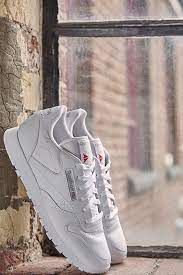 klassische weisse leder sneaker von reebok im kultigen design mit schlichter sportlicher silhouette d reebok classic white reebok classic white sneakers women