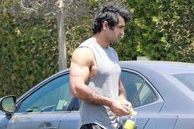 Kumail ali nanjiani (/kʊˌmɛl nɑːndʒɪˈɑːni/; Kumail Nanjiani Shows Off Bulging Biceps