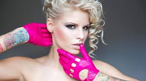 Korábban is tett már ki karácsonyi képeket, itt még. Nezze Meg Metzker Viki Legkinosabb Szulinapi Koszonteset 24 Hu