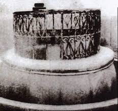 بئر زمزم مكة الحجاز The Well Of The Zamzam Holy Water Makkah Hejaz Muslims Believe That The Zamzam Well Is A Contempo Mecca Beautiful Mosques Islamic Art