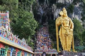 It got the name from a river called the sungai batu (stone river) that flows not far from the main cave. Penjaga Kuil Batu Caves Dikatakan Menyeleweng