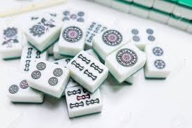 Este juego de mesa de japones que no chino es muy divertido y emocionante! Mahjong Teja El Juego Japones De Corea Chino Sobre Fondo Blanco Fotos Retratos Imagenes Y Fotografia De Archivo Libres De Derecho Image 81685888