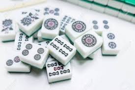 Es un juego muy popular en china y sus orígenes se remontan al siglo xix. Mahjong Teja El Juego Japones De Corea Chino Sobre Fondo Blanco Fotos Retratos Imagenes Y Fotografia De Archivo Libres De Derecho Image 81685888