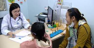 Trẻ xem điện thoại quá nhiều: Xuất hiện những dấu hiệu này, cha mẹ cần đưa  đi khám ngay lập tức