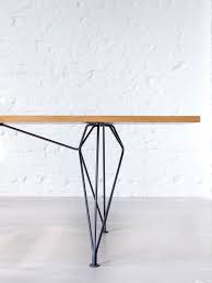 Rig Design Tisch Mit Drahtgestell Und Tischplatte Aus Massivholz Dieser Design Tisch Mit Drahtgestell Kann Im Mbzwo Onlin Esstisch Modern Tisch Design Tisch