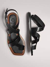 SCHWARZE FLACHE SANDALEN - Damen - Massimo Dutti | Black sandals flat,  Womens sandals, Mens leather sandals