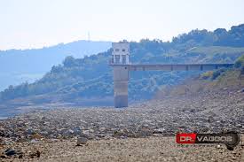 Αν μας ρωτήσουν ποιά χώρα μας έρχεται στο νου αν μας πουν τις λέξεις ανεμόμυλοι, ξυλοπάπουτσα, φράγματα, ποδήλατα και τουλίπες, και πούμε η ολλανδία, ξέρουμε αρκετά γι' αυτήν ώστε να. Fragma Phneioy Stereyei Epikindyna O Tamieythras Peripato Ston By8o Ths Limnhs Patrisnews Efhmerida Patris Hleias