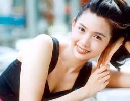 Qiu Shuzhen, who was hurt by love after becoming famous, married and gave  birth to a daughter after retiring from acting, and now supports her  daughter's debut