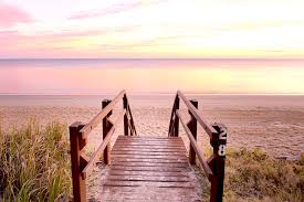 Hervey bay might be small in stature but it's big on traveller experiences with the world heritage fraser island on its doorstep and migrating humpback whales on its shoreline each year. 10 Best Things To Do In Hervey Bay Qld The Big Bus