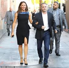 Find out everything about her new boyfriend, john miller, and how they met at shefinds.com! Jennifer Garner 46 Is Dating Again Jennifer Garner Dating Jennifer Garner Rihanna And Drake Dating