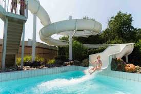 buitenzwembad met glijbaan op buitenhof de leistert zwembad zwembaden camping