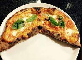 Ricoprite la superficie del calzone con la salsa di pomodoro con l'aiuto di un cucchiaio (7). Le Bonta Di Napoli La Gustosa Magia Del Calzone Napoletano Ecco La Ricetta