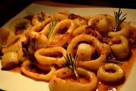Anneaux D Encornet Aux Tomates Sechees Chorizo Pesto Aux Olives L Eau A La Bouche Encornet Recette Encornet Anneaux D Encornet
