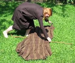 The arisaidh is elegant and practical and favored by the woman who lived and worked in the beautiful green highlands of scotland. How To Wrap A Laena Arisaid From Garb The World