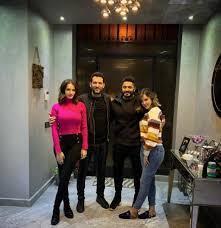 تامر حسني وزوجته صدم المطرب تامر حسني جمهوره في أحدث ظهور له برفقة زوجته المغربية بسمة بوسيل بسبب وجود تغيير ملحوظ في ملامحهما. Ø´Ø§Ù‡Ø¯ÙŠ ÙØ®Ø§Ù…Ø© Ù…Ù†Ø²Ù„ ØªØ§Ù…Ø± Ø­Ø³Ù†ÙŠ ÙˆØ²ÙˆØ¬ØªÙ‡ Ø¨Ø³Ù…Ø© Ø¨ÙˆØ³ÙŠÙ„ ØµØ­Ø§ÙØ© Ø§Ù„Ø¬Ø¯ÙŠØ¯ Ù…Ù†ÙˆØ¹Ø§Øª