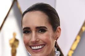 Louis Roe en los Oscar 2018 de Monique Lhuillier