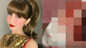 See more ideas about christmas bulbs, ethnic recipes, jeans bag. Foto Pajang Foto Darah Haid Pengusaha Malaysia Nur Sajat Dikecam Netizen Aduh Tribun Jambi